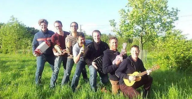 photo  originaires de sarthe et de mayenne, les six musiciens amateurs du groupe sans prétention viennent de sortir leur nouveau titre, « ma blonde ».  &copy;  archives 