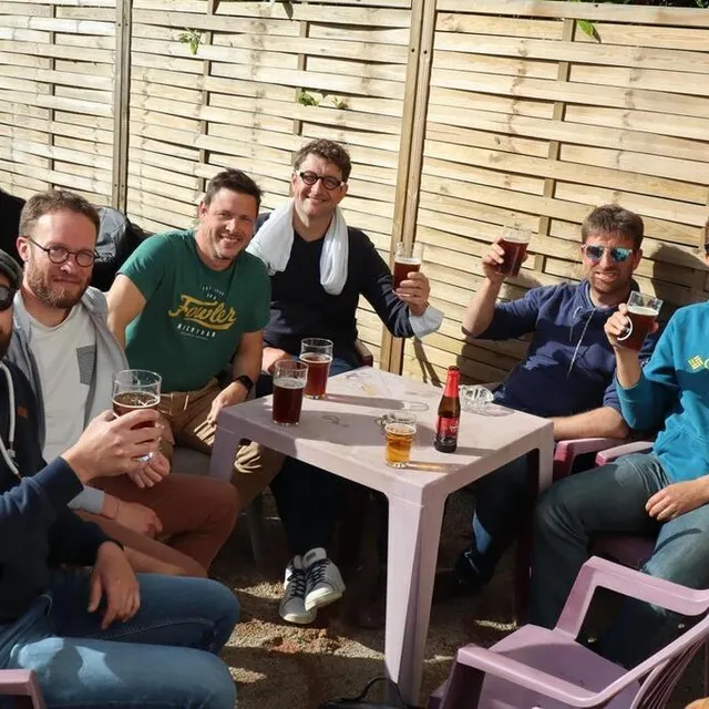 photo mercredi 19 mai 2021, le groupe sarthois sans prétention fêtait lui aussi la réouverture des bars au ludobistrophile, théâtre de son tout dernier clip.  ©  ouest-france