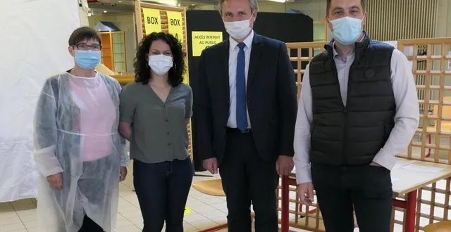 photo  deux infirmières, le maire et le coordinateur du centre.  &copy;  le maine libre 