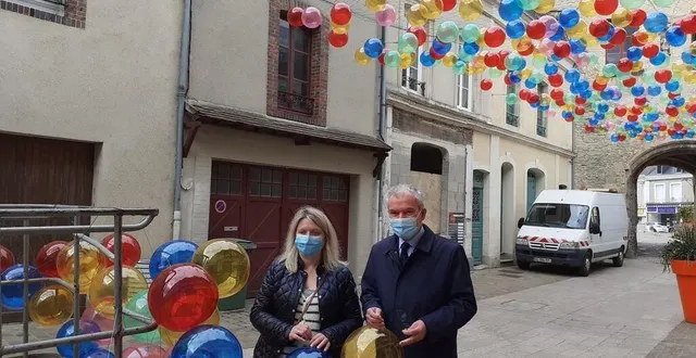 photo  didier reveau, maire, et sophie dollon, conseillère municipale, aux animations dans la rue des couleurs pour un été festif et coloré.  &copy;  ouest-france 