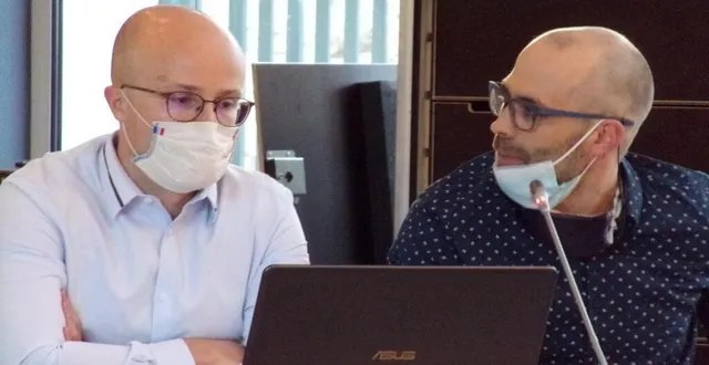 photo  florent ephard et jean coadalan ont présenté le projet d’installation d’une centrale photovoltaïque.  &copy;  le maine libre 