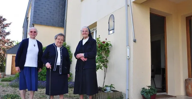 photo  les trois religieuses sont dans les préparatifs. mardi 25 mai, elles quitteront la ville, direction beaupréau (maine-et-loire).  &copy;  le maine libre 