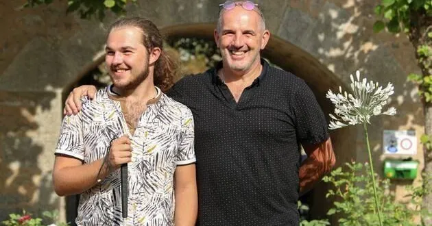 photo  nathanaël léon, accompagné de son père philippe, ont disposé d’un budget de 45 000 € pour organiser la première édition du festival « just for you », finalement limité à 1 500 spectateurs.  &copy;  ouest france 