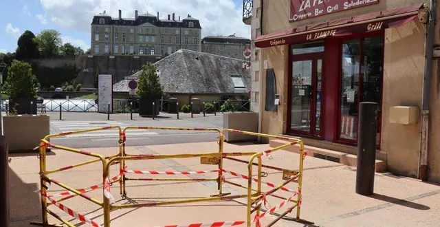 photo  le trou devant le restaurant la flambée, ce vendredi 21 mai 2021, est rebouché même si les barrières sont toujours présentes.  &copy;  ouest-france 