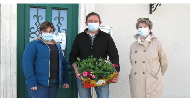 photo  de gauche à droite, mathilde moreau, conseillère municipale, nicolas lehoux adjoint au maire et agnès verdier, la maire, vont distribuer les récompenses des maisons fleuries.  &copy;  ouest-france 