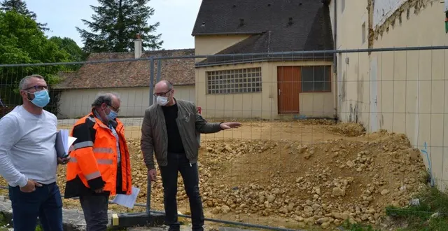 photo  depuis la gauche : david paysan, agent d’orange, et philippe chartier, maire, sur le site de la future salle intergénérationnelle  &copy;  ouest-france 