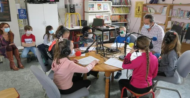 photo  grâce à la houlala compagnie, les enfants de la voutonne ont connu leur première expérience radiophonique.  &copy;  ouest-france 