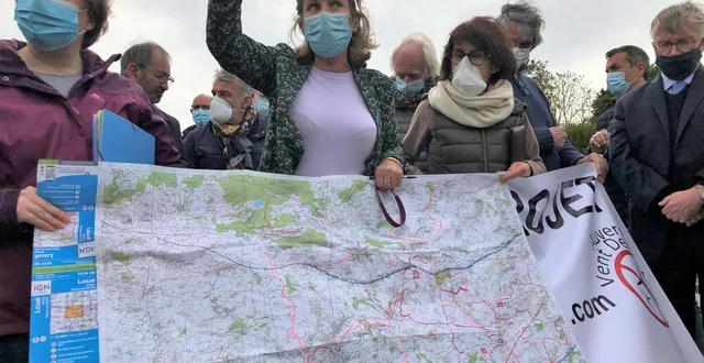 photo  à auvers-sous-montfaucon, une réunion « opposition éoliennes ».  &copy;  le maine libre 