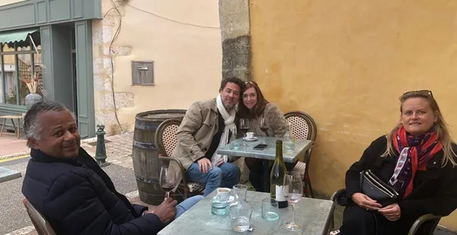 photo  alassane et marie-sophie (devant), tout comme lionel et chrissie (derrière), ont profité des trois jours du week-end de pentecôte pour se ressourcer dans le perche.  &copy;  ouest-france 