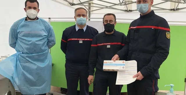 photo  le mans, vendredi 21 mai 2021. l’équipe mobile de lutte anti-covid des sapeurs-pompiers de la sarthe continue sa campagne de prévention. ici, place de la république : eric pioger, le colonel christophe burbaud, marc rallu et paul cabaret.  &copy;  photo le maine libre 