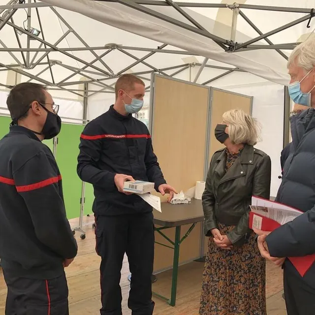 photo le mans, vendredi 21 mai 2021. l’équipe mobile de lutte anti-covid des sapeurs-pompiers de la sarthe continue sa campagne de prévention. elle a rencontré dominique le mèner, président du département.  ©  photo le maine libre