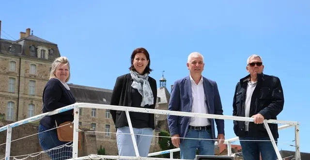 photo  geoffrey et lucile boureau (au centre) succèdent à régis et sandra leroy à la barre du bateau restaurant le « sablésien ii ».  &copy;  ouest-france 