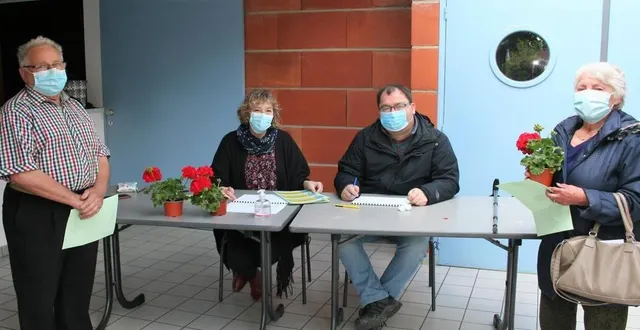 photo  les aînés ravis de recevoir leurs cadeaux.  &copy;  le maine libre 