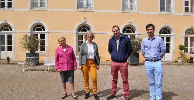 photo  hélène du peyroux, (à g.), sa fille nathalie le brethon et ses petits-fils félix et gabriel.  &copy;  le maine libre 