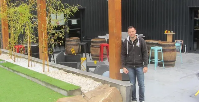 photo  mathieu beaumont sur la terrasse de la cav', prête à accueillir les clients. trois autres personnes assurent le service, dont une au magasin.  &copy;  ouest-france 