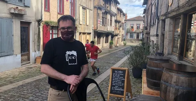 photo  alexandre liégard, cogérant avec son épouse, alexandre et céline de la gargante dans le quartier médiéval de parthenay.  &copy;  photo co 
