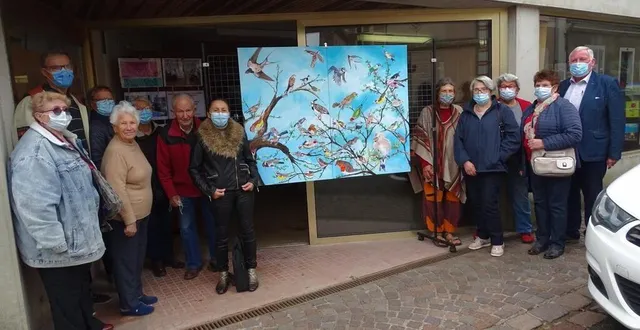 photo  au grand-lucé, les bénévoles de peintres en liberté se sont retrouvés à la vitrine moulinet pour le vernissage de l’exposition.  &copy;  le maine libre 