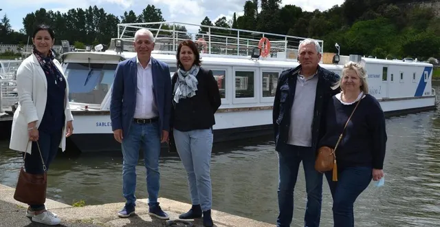 photo  régis et sandra leroy (à droite) ont passé la barre du bateau restaurant le sablésien à geoffrey et lucile boureau, en présence de manuela gourichon, adjointe au tourisme.  &copy;  le maine libre 