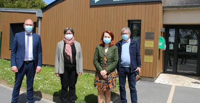 photo  de gauche à droite : frédéric beauchef, président du conseil communautaire maine saosnois, sandrine plessix, deuxième vice-présidente communautaire, alexandra ciobanu, médecin généraliste, et jean-denis guibert, maire.  &copy;  ouest-france 