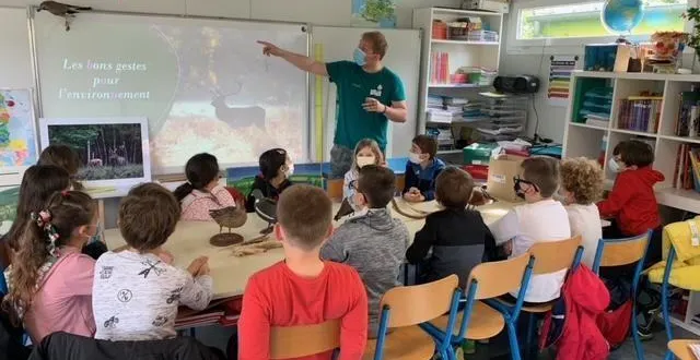 photo  le diaporama des étudiants de bts a passionné les élèves très attentifs.  &copy;  ouest-france 