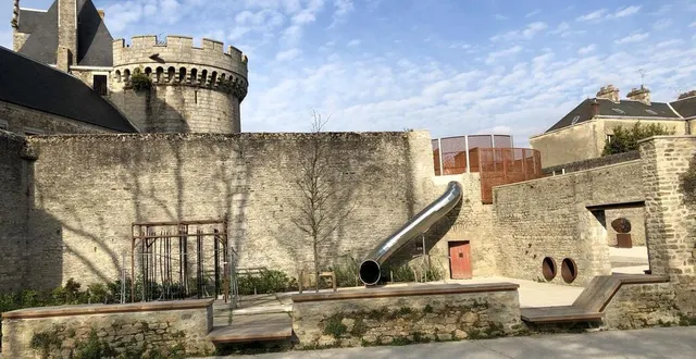 photo  les deux principales animations de l’espace ludique, les perches et le toboggan, sont condamnées depuis l’ouverture du parc au public, à l’automne 2019.  &copy;  ouest-france 