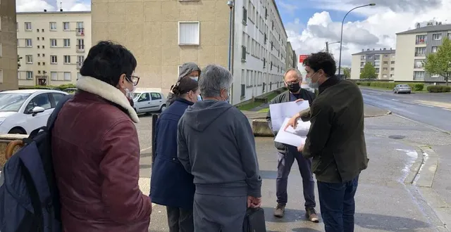 photo  hervé saillet et guillaume le minez (droite) ont présenté les plans du futur quartier saint-michel de flers (orne) à des habitants lors d’une balade, le 19 mai 2021.  &copy;  ouest-france 