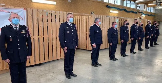 photo  remise des fourragères au centre d’incendie et de secours d’écommoy.  &copy;  le maine libre 