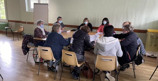 photo  les représentants des communes ont planché sur un sujet : comment lever les freins aux circuits courts dans les cantines ?  &copy;  le maine libre 