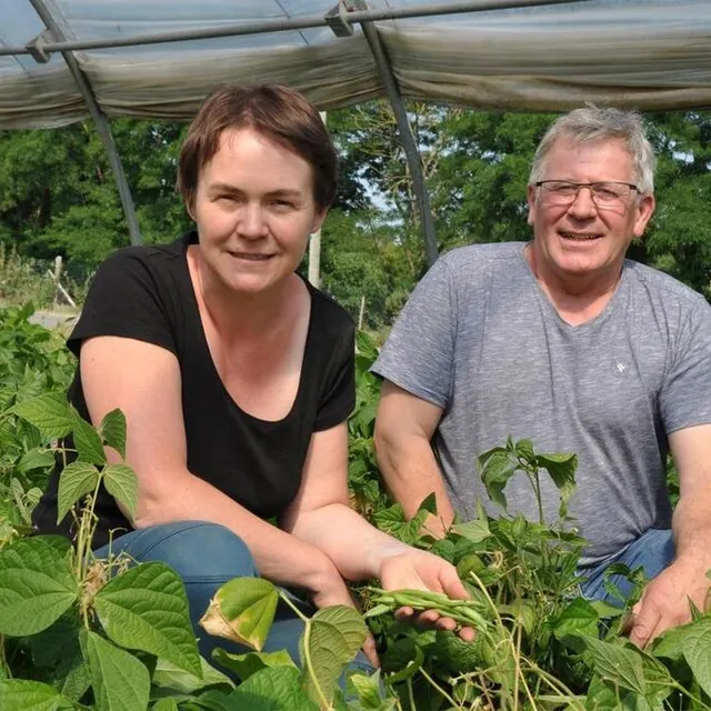 photo dominique chauvin et annelise quentin vendent légumes et fruits de saison, produits dans leurs deux exploitations, à la guichardière, à dollon.  ©  archives