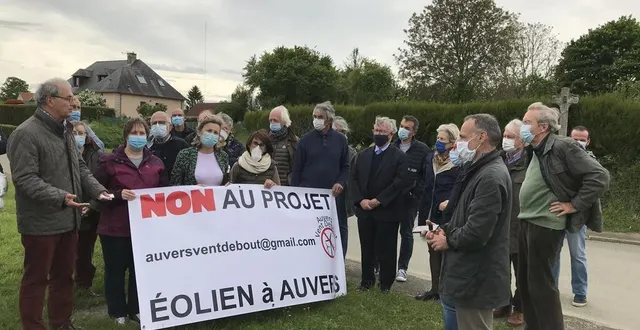 photo  les membres de l’association auvers vent debout avaient invité tous les élus non loin du mât de mesure du vent implanté depuis février 2020. les élus sont venus en nombre.  &copy;  ouest-france 