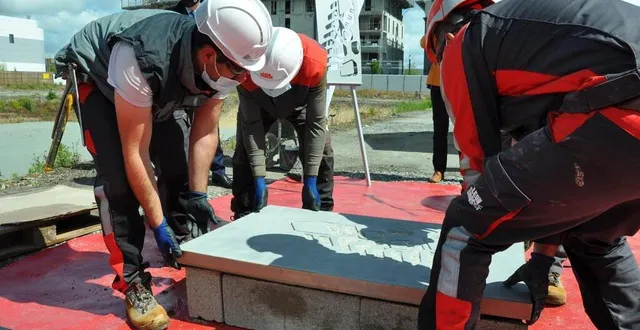 photo  angers, rue rené-rouchy, 25 mai 2021. les ouvriers en charge du terrassement ont posé une dalle à l’effigie du projet sur les premières pierres scellées symboliquement par le maire, le promoteur et les architectes.  &copy;  co – anthony pasco 