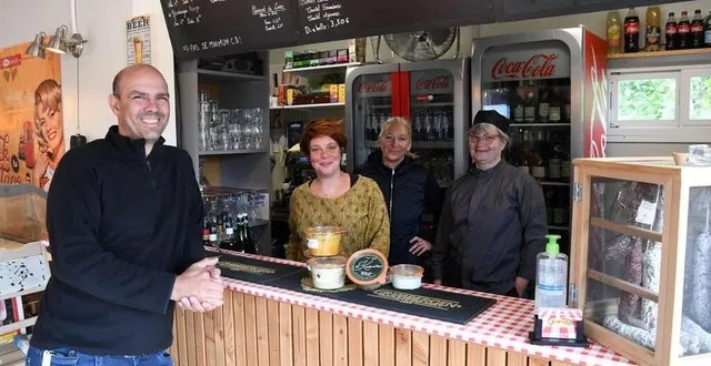 photo  l’équipe de pierre boussard et claudie lecomte, à gauche, attend le public avec impatience.  &copy;  ouest-france 