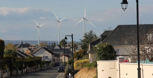 photo  de nombreux riverains doivent cohabiter avec les éoliennes, comme ici, à conlie. pour engie, la consultation des habitants en amont des projets est primordiale.  &copy;  ouest-france 