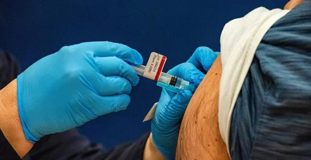 photo  lors d’une vaccination contre le covid-19, le 14 mai 2021, à baugé-en-anjou (maine-et-loire), 200 personnes ont dû se refaire vacciner après une erreur de manipulation du vaccin pfizer. certaines doses étaient « incomplètes ».  &copy;  joseph prezioso/afp 