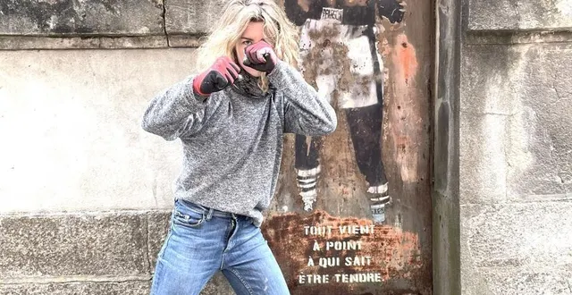 photo  la street-artiste la dactylo a poché sous une œuvre de tian.  &copy;  la dactylo 