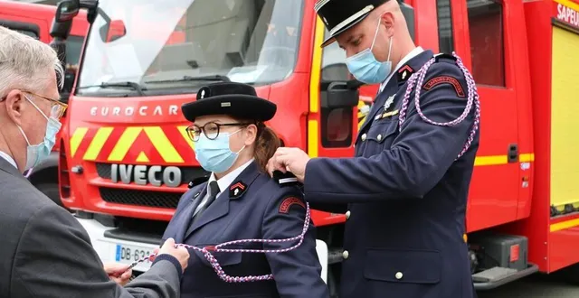 photo  la lieutenante pauline letourneau, cheffe du centre de saint-symphorien, fait partie des sapeurs-pompiers qui ont reçu la fourragère lors d’une cérémonie organisée à sablé-sur-sarthe, mardi 25 mai 2021.  &copy;  ouest-france 