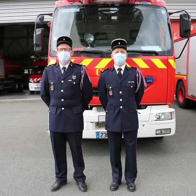 photo les lieutenants joël baraise et mickaël blu, du centre de secours d’auvers-le-hamon.  ©  ouest-france