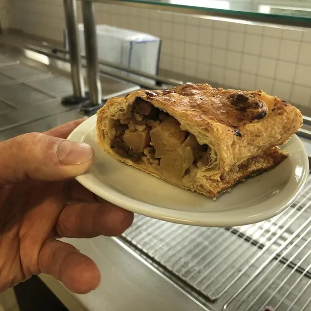 photo les collégiens de jean-monnet, à flers, ont pu se régaler avec un strudel aux pommes normandes.  ©  ouest-france