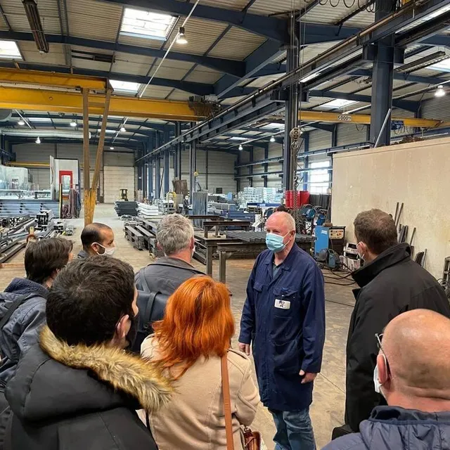 photo la hall de fabrication de l’entreprise m2c est divisée entre plusieurs espaces : la soudure, l’assemblage et la peinture.  ©  ouest france