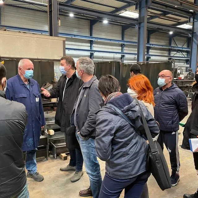 photo gilles foulon, président de m2c, a répondu aux questions des cinq demandeurs d’emploi au cours de la visite.  ©  ouest france