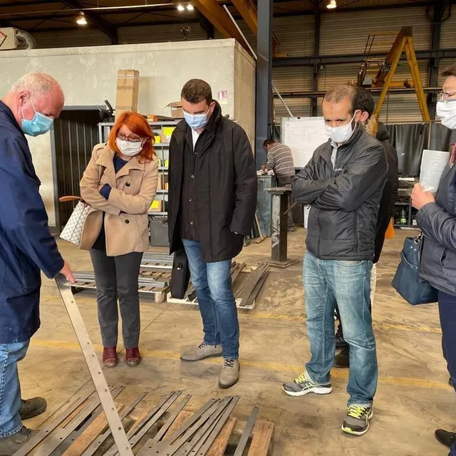 photo gilles foulon montre au visiteur les barres de fer percées par la nouvelle grenailleuse. « cette machine nous a permis de gagner 15 % de temps de fabrication » abonde-t-il.  ©  ouest france