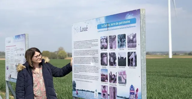 photo  valérie sillé, élue à juillé, devant les panneaux explicatifs qui ont été posés à côté des éoliennes d’eoloué.  &copy;  ouest-france 