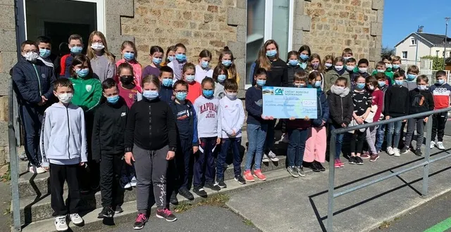 photo  les 46 élèves de cm1-cm2 de l’école primaire des vergers à saint-georges-des-groseillers (orne), ont remis un chèque à l’association « on détonne contre huntington ».  &copy;  ouest-france 