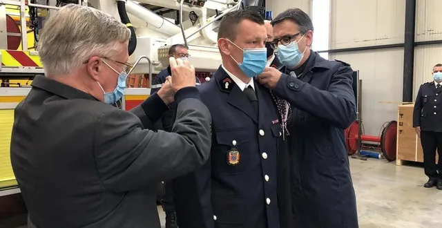 photo  au centre d’incendie et de secours de la flèche, mercredi 26 mai 2021, plusieurs médailles, grades, insignes ont été remises. les chefs de centre et leurs adjoints ont également reçu la fourragère tricolore.  &copy;  ouest-france 