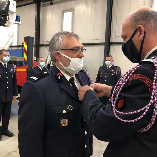 photo le lieutenant arnaud dupin, ancien chef de centre d’aubigné-vaas, s’est vu remettre une médaille d’honneur des sapeurs-pompiers pour services exceptionnels échelon « or ». il est également nommé au grade de capitaine honoraire.  ©  ouest-france