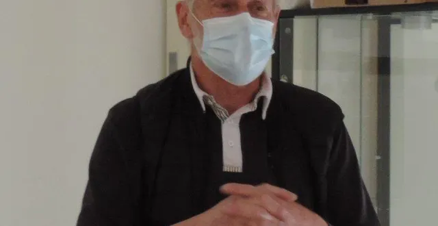 photo  philippe amchin parlera des arbres au milieu de l’exposition.  &copy;  ouest-france 