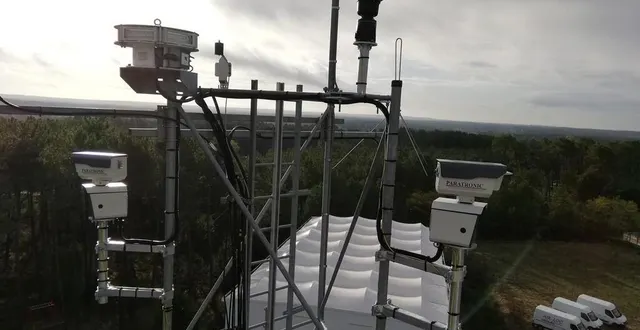 photo  le dispositif se compose de trois caméras : deux prennent des photos pour repérer toute anomalie, et la troisième peut zoomer sur le feu aperçu pour se rendre compte de la gravité de la situation.  &copy;  photo sdis 