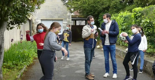 photo  échange entre denis vétillard, directeur de l’école aristide-briand (à gauche), et mathieu lecureur. le premier pilote et présente le projet génération 2024 et le second, l’action du jour avec la présence du joueur de football professionnel.  &copy;  ouest-france 