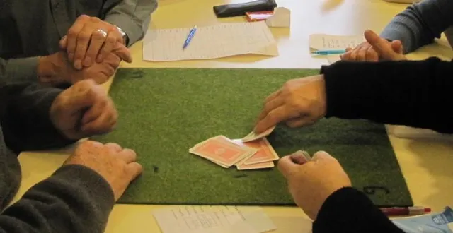 photo  les anciens vont retrouver leurs habitudes avec les cartes et jeux de société.  &copy;  ouest-france 