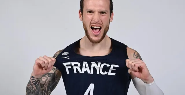 photo  antoine eïto est à deux victoires de participer aux jeux olympiques de tokyo 2021 avec l’équipe de france de basket 3x3.  &copy;  ffbb 